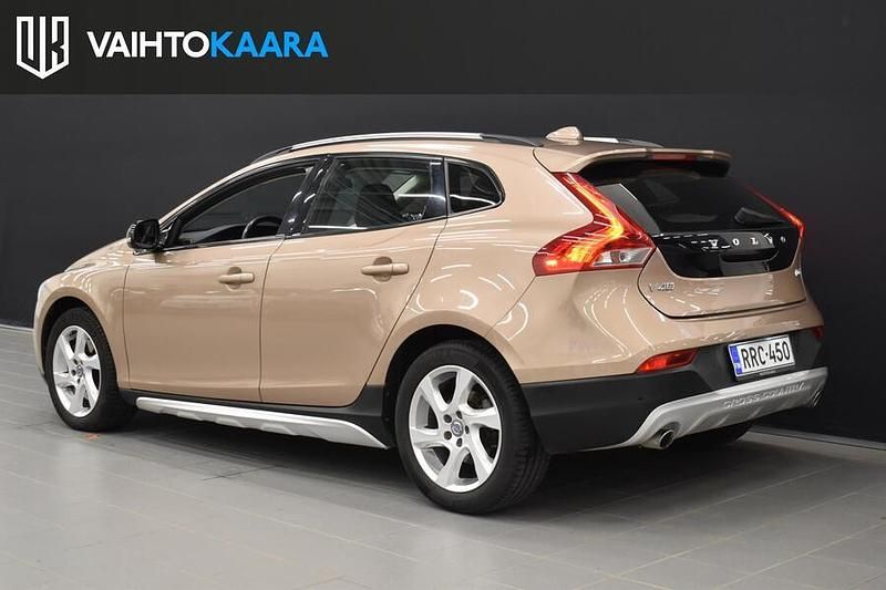 Käytetty Volvo V40 Momentum 150 HP (110 kW) 2013 Viistoperä