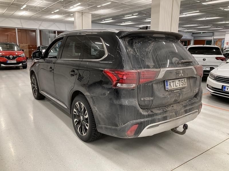 Käytetty Mitsubishi Outlander P-HEV Invite+ 135 HP (99 kW) 2019 Katumaasturi