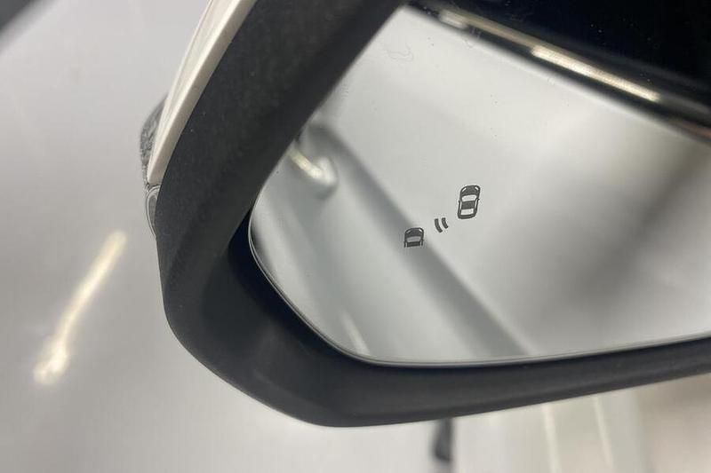 Käytetty MG ZS Luxury 197 HP (144 kW) 2024 Sedan