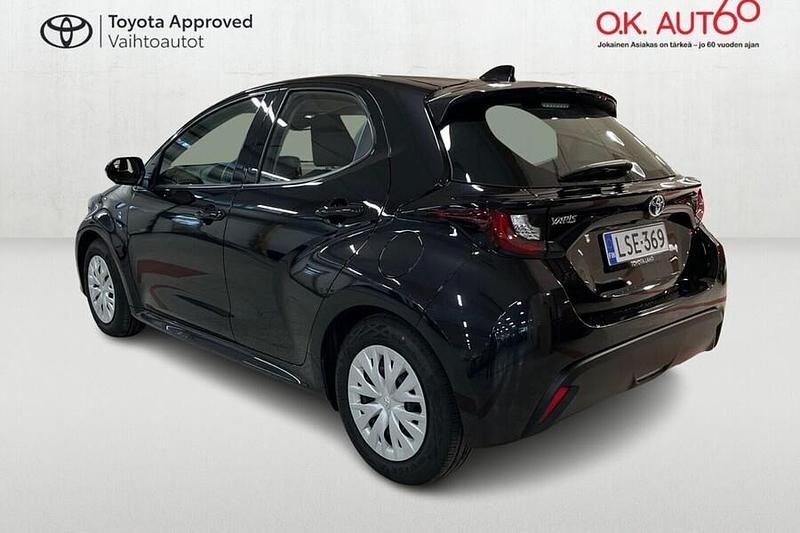 Käytetty Toyota Yaris Hybrid Active 116 HP (85 kW) 2023 Musta Viistoperä