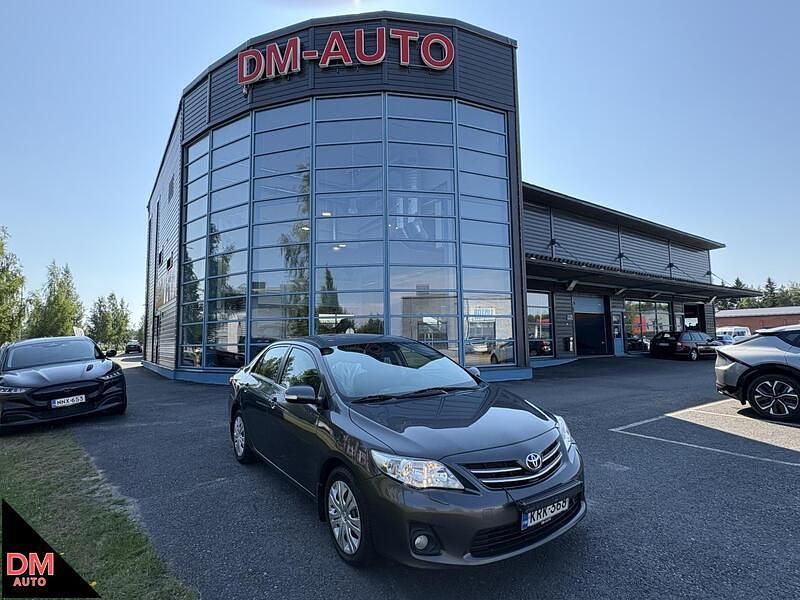 Harmaa Käytetty 2012 Toyota Corolla Sol Sedan | 7 950 € (Kallis) - Kuva 1/4