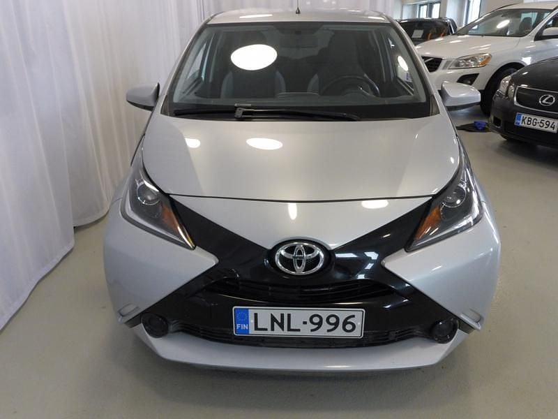 Käytetty Toyota Aygo X-play 69 HP (50 kW) 2016 Hopea Viistoperä