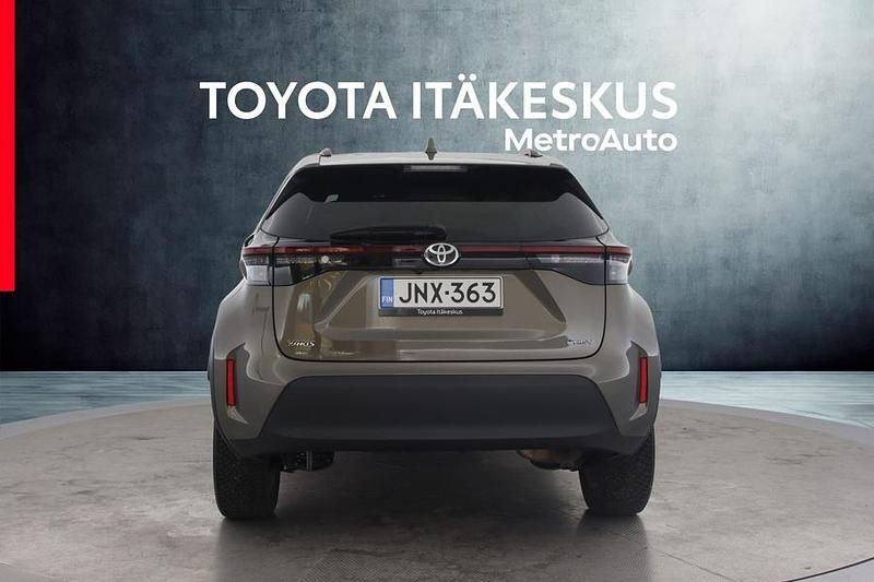 Käytetty Toyota Yaris Cross 116 HP (85 kW) 2025 Ruskea (beige) Katumaasturi