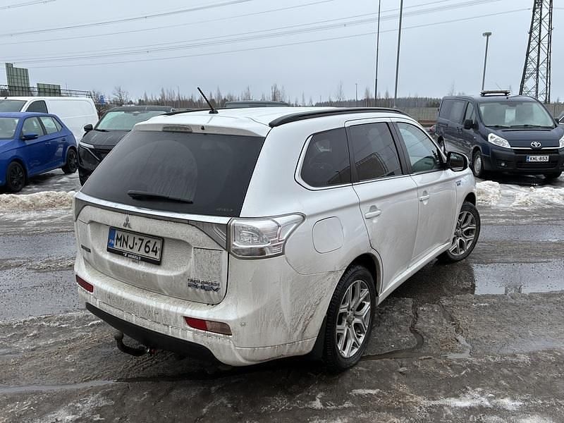 Käytetty Mitsubishi Outlander P-HEV Instyle 121 HP (88 kW) 2014 Katumaasturi