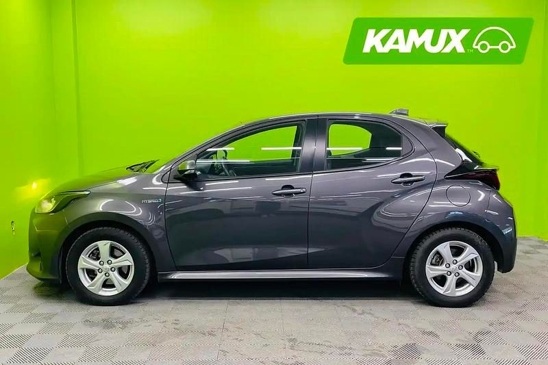 Käytetty Toyota Yaris Hybrid Active 116 HP (85 kW) 2021 Hopea / harmaa Sedan