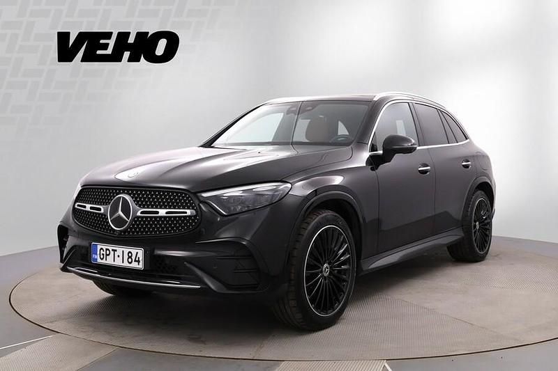 Musta Käytetty 2022 Mercedes GLC300e Premium Katumaasturi | 56 900 € (Kallis) - Kuva 1/4