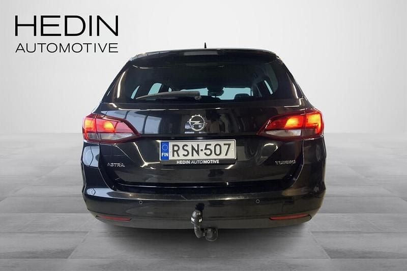 Käytetty Opel Astra Innovation 150 HP (110 kW) 2016 Musta Farmari