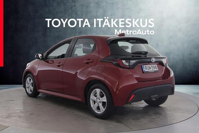 Käytetty Toyota Yaris Hybrid Active 116 HP (85 kW) 2021 Punainen Viistoperä