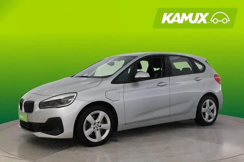 Käytetty BMW 225 Active Tourer Sport Line 224 HP (164 kW) 2020 Hopea / harmaa Tila-auto