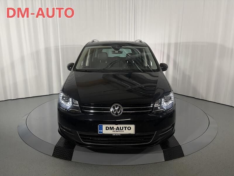 Käytetty VW Sharan Highline 150 HP (110 kW) 2022 Musta Tila-auto