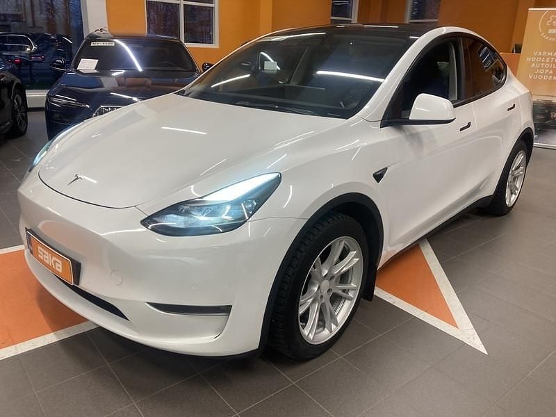 Käytetty 2021 Tesla Model Y Katumaasturi | 28 300 € (Perustarjous) - Kuva 1/4