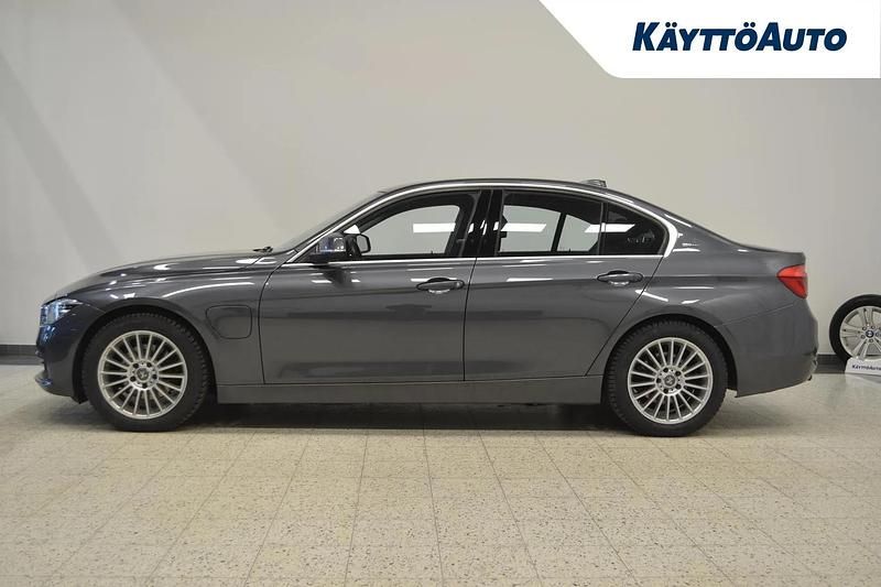 Käytetty BMW 330e Sport Line 252 HP (185 kW) 2016 Harmaa Sedan