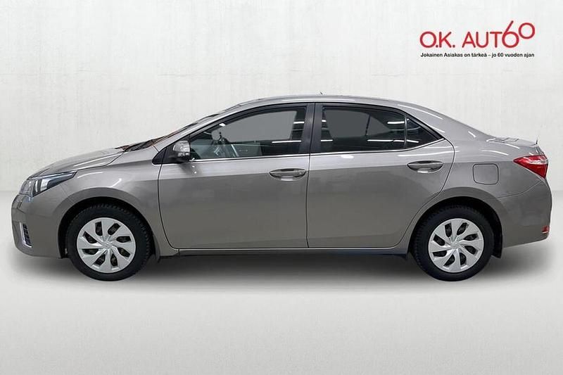 Käytetty Toyota Corolla Active 132 HP (97 kW) 2013 Ruskea (beige) Sedan