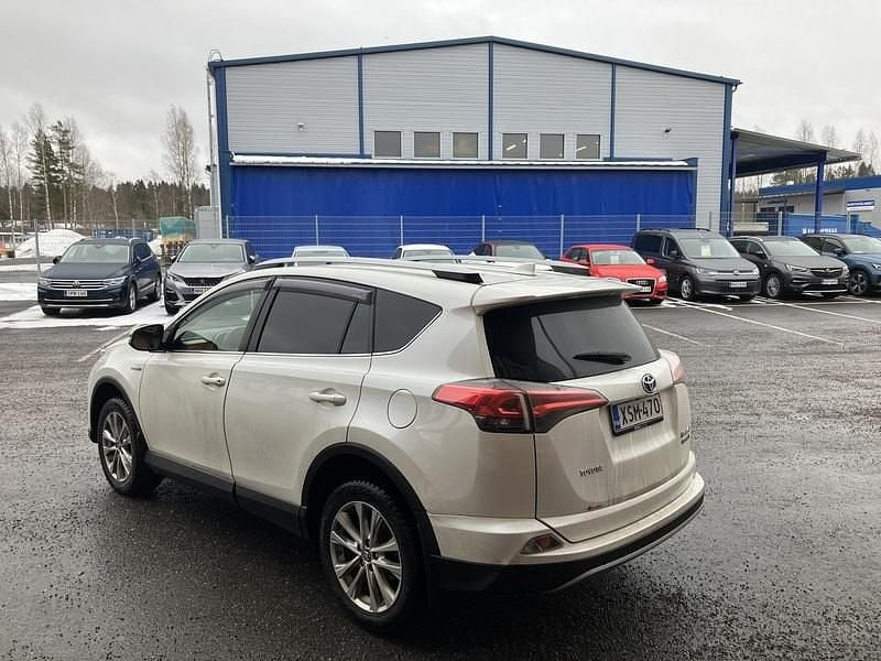 Käytetty Toyota RAV4 Premium 155 HP (114 kW) 2017 Katumaasturi