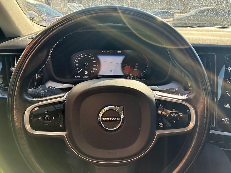 Käytetty Volvo V60 Momentum 303 HP (222 kW) 2020 Farmari