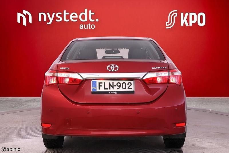 Käytetty Toyota Corolla Multidrive S 132 HP (97 kW) 2014 Punainen Sedan