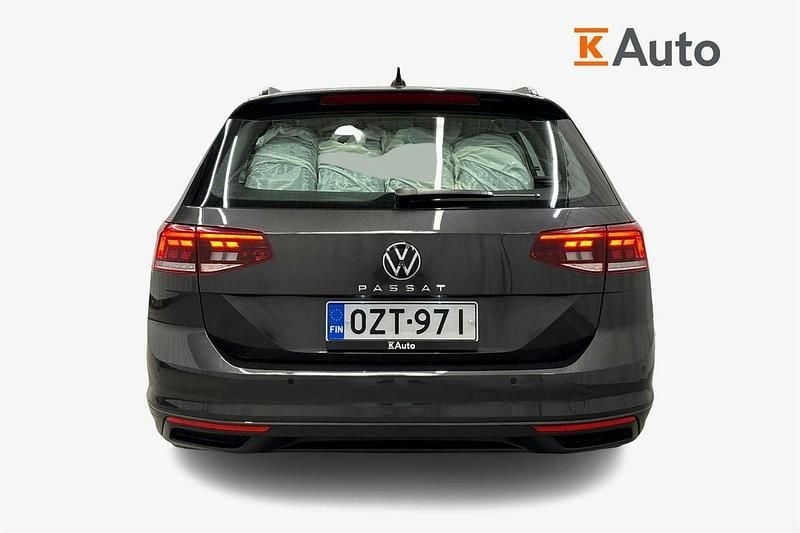 Käytetty VW Passat Comfortline 150 HP (110 kW) 2023 Harmaa Farmari