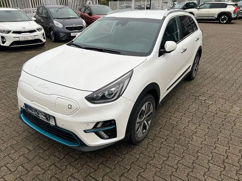 Valkoinen Käytetty 2022 Kia e-Niro Spirit Katumaasturi | 24 480 € (Hyvä tarjous) - Kuva 1/3