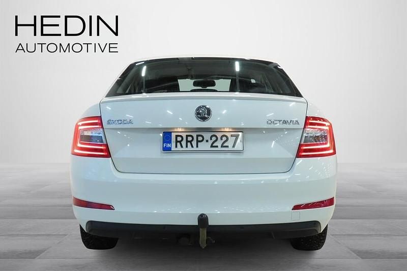 Käytetty Skoda Octavia Elegance 140 HP (102 kW) 2014 Valkoinen Viistoperä