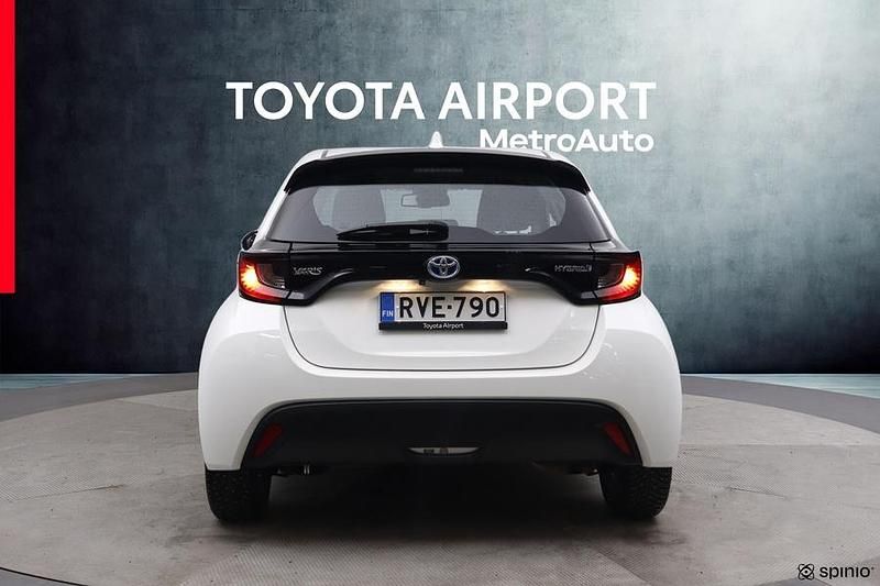 Käytetty Toyota Yaris Hybrid Active 116 HP (85 kW) 2023 Valkoinen Viistoperä