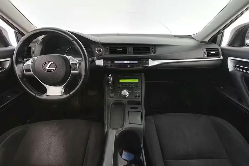 Käytetty Lexus CT200h 99 HP (72 kW) 2012 Ruskea Viistoperä