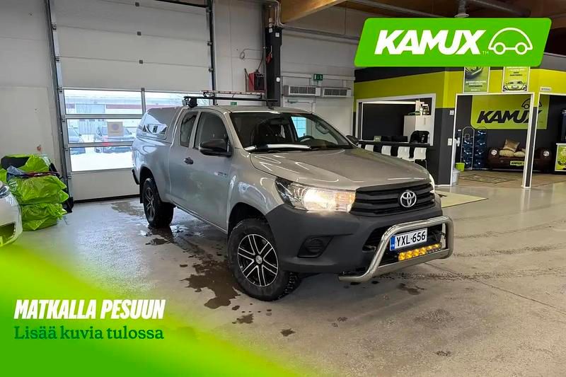 Käytetty Toyota HiLux 150 HP (110 kW) 2018 Hopea / harmaa Nouto
