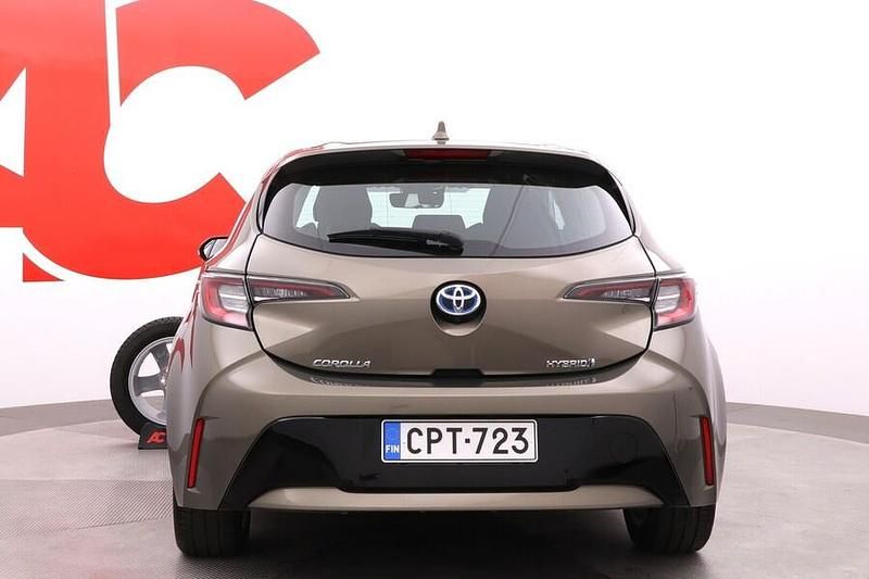 Käytetty Toyota Corolla Active 122 HP (89 kW) 2021 Ruskea (beige) Viistoperä