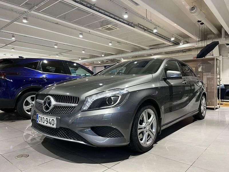 Käytetty Mercedes A180 Edition 122 HP (89 kW) 2015 Harmaa Viistoperä