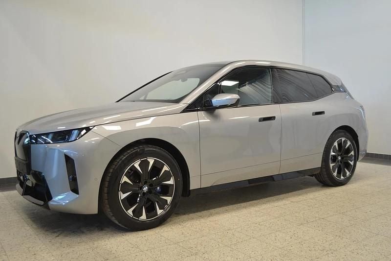 Uusi BMW iX Comfort Edition 400 kW (544 HP) 2026 Space silver metalli Katumaasturi