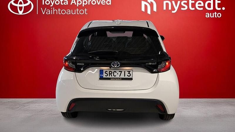 Käytetty Toyota Yaris Hybrid Active 116 HP (85 kW) 2024 Valkoinen Viistoperä