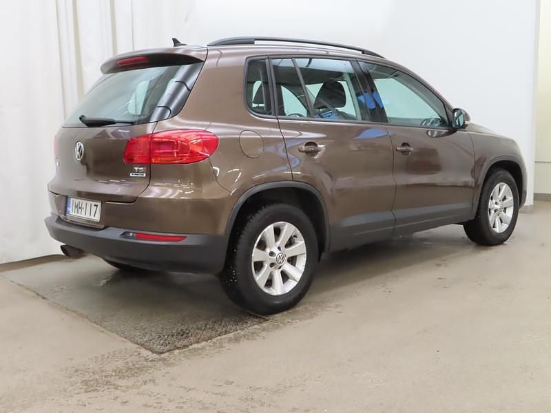 Käytetty VW Tiguan Trendline 122 HP (89 kW) 2015 Ruskea Katumaasturi