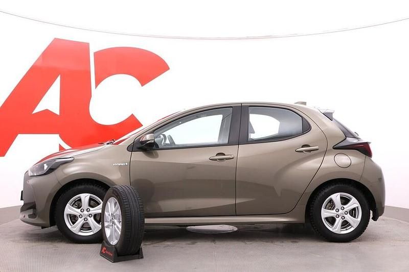 Käytetty Toyota Yaris Hybrid Active 116 HP (85 kW) 2021 Ruskea Viistoperä