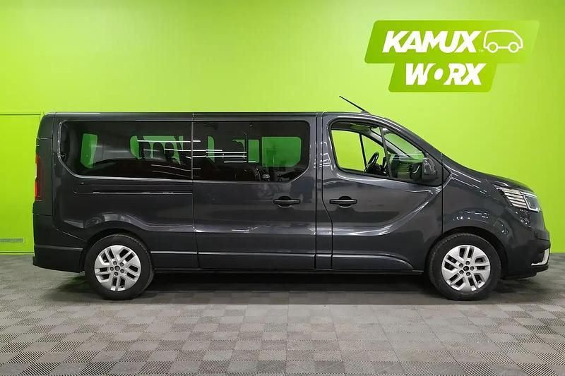 Käytetty Renault Trafic 150 HP (110 kW) 2022 Hopea / harmaa Tila-auto
