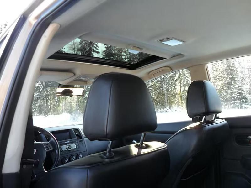 Käytetty Nissan Tiida Tekna 2009