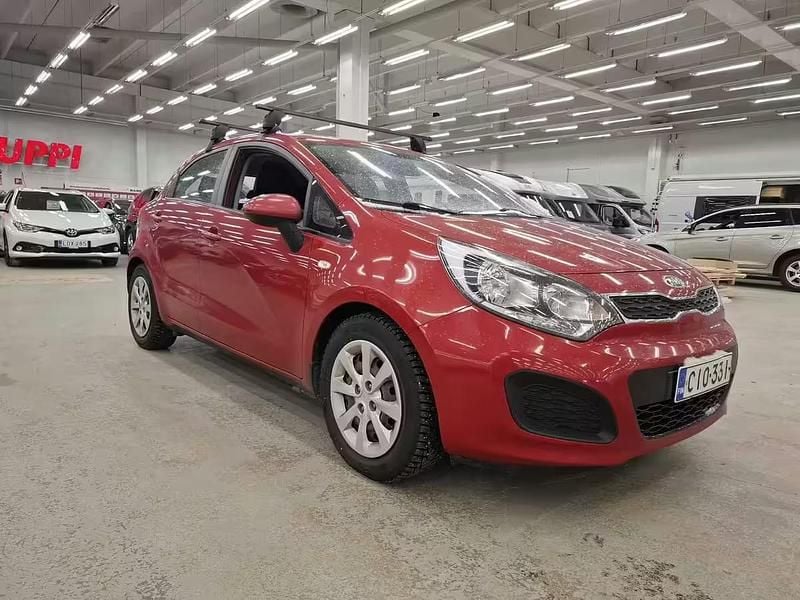 Käytetty Kia Rio LX 86 HP (63 kW) 2012 Punainen Viistoperä