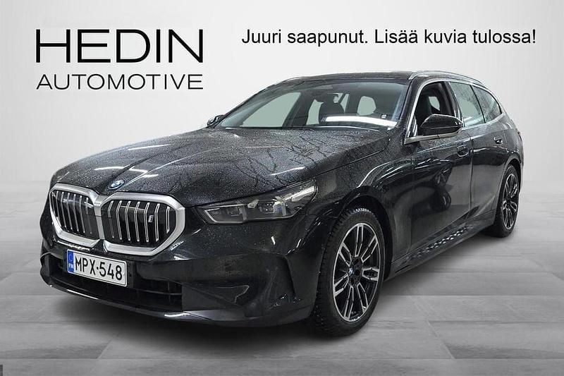 Musta Käytetty 2025 BMW i5 Farmari | 59 990 € (Perustarjous) - Kuva 1/3
