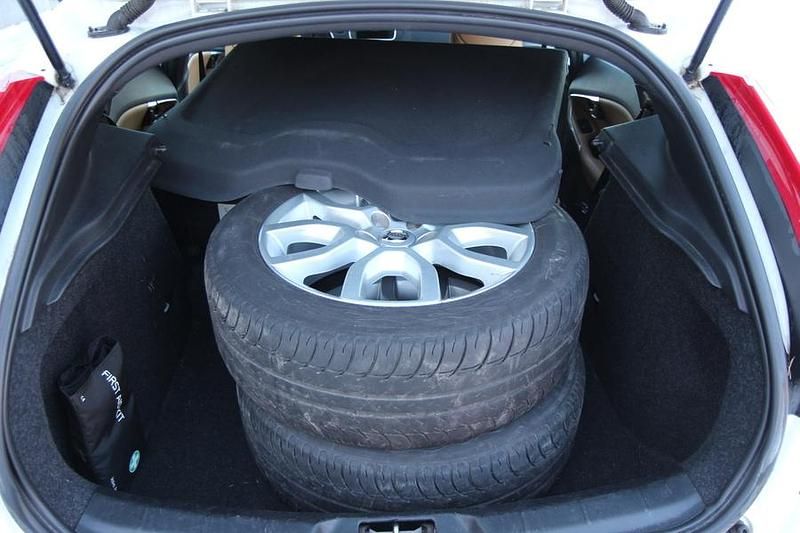 Käytetty Volvo V40 Business Edition 120 HP (88 kW) 2017 Viistoperä