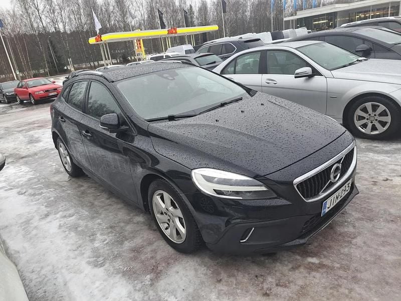 Käytetty Volvo V40 Momentum 120 HP (88 kW) 2017 Musta Viistoperä