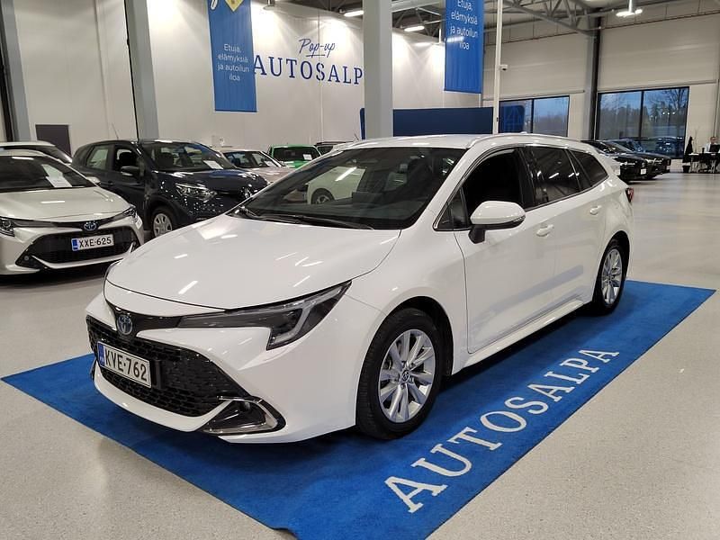 Valkoinen Käytetty 2023 Toyota Corolla Edition Farmari | 27 800 € (Perustarjous) - Kuva 1/4