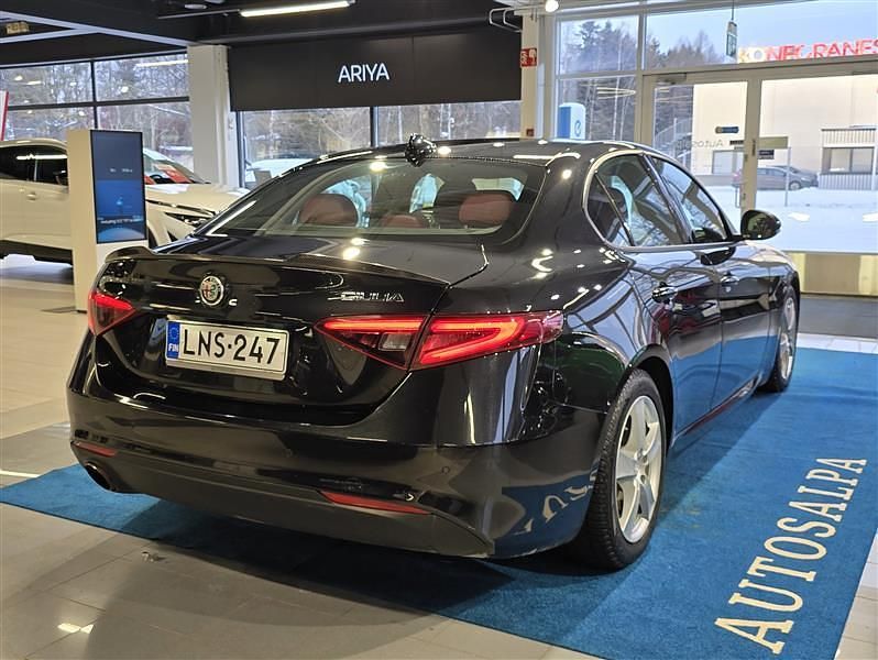 Käytetty Alfa Romeo Giulia Super 200 HP (147 kW) 2017 Musta Sedan