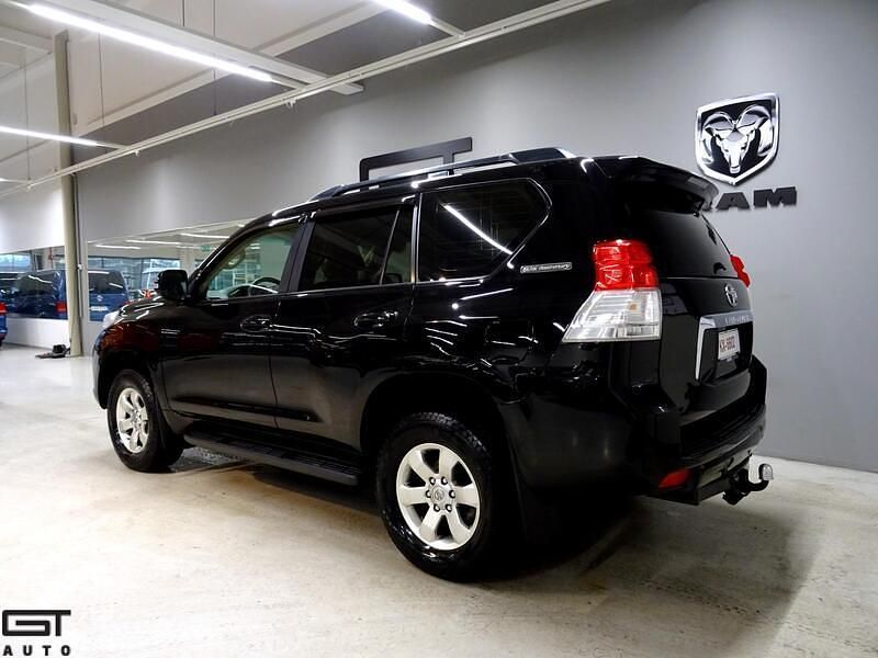 Käytetty Toyota Land Cruiser Anniversary 190 HP (139 kW) 2011 Katumaasturi