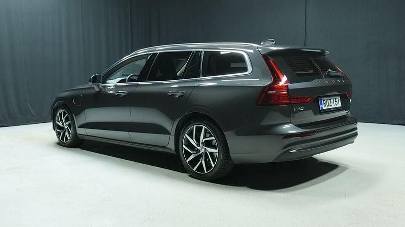 Käytetty Volvo V60 Plus 350 HP (257 kW) 2023 Harmaa Farmari