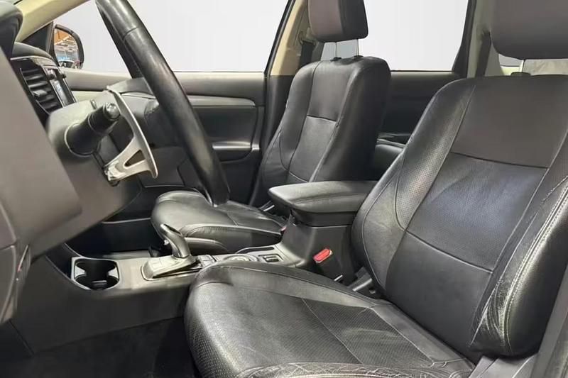 Käytetty Mitsubishi Outlander P-HEV Intense 121 HP (88 kW) 2013 Ruskea (beige) Katumaasturi