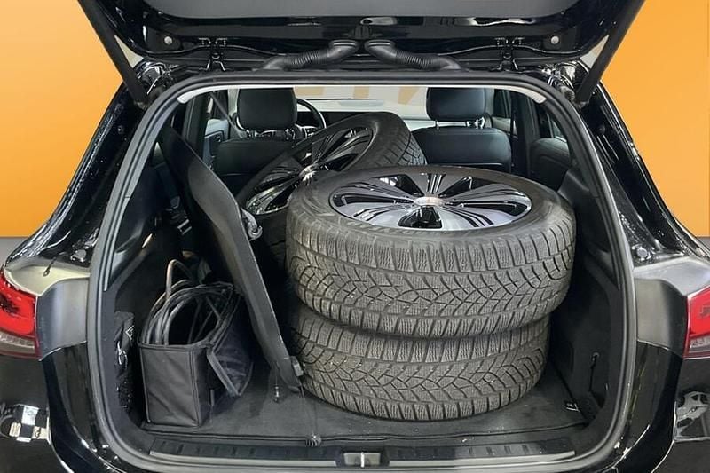 Käytetty Mercedes EQA300 167 kW (228 HP) 2023 Katumaasturi