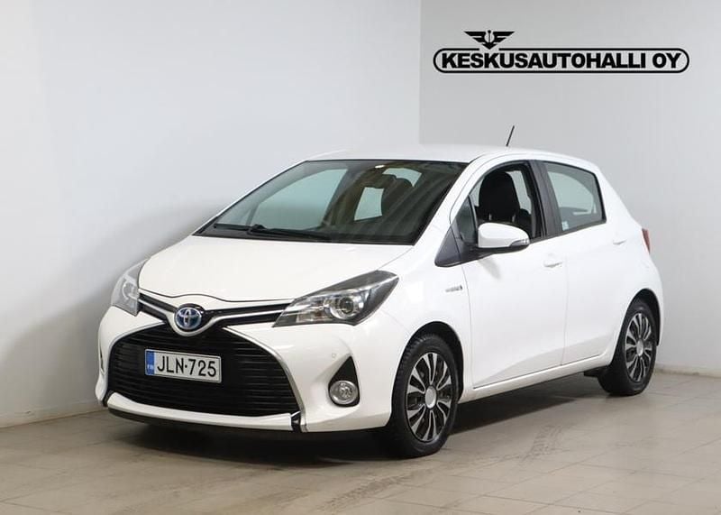 Käytetty Toyota Yaris Hybrid Active 73 HP (53 kW) 2016 Valkoinen Viistoperä