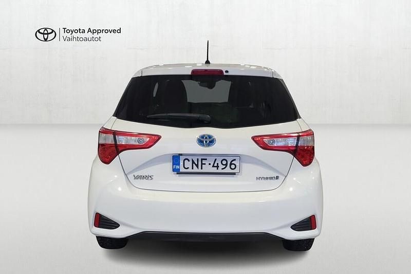 Käytetty Toyota Yaris Hybrid Edition 101 HP (74 kW) 2019 Valkoinen Viistoperä