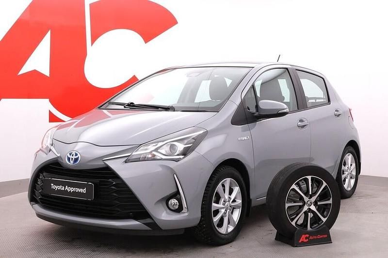 Harmaa Käytetty 2019 Toyota Yaris Hybrid Active Viistoperä | 15 990 € (Perustarjous) - Kuva 1/4
