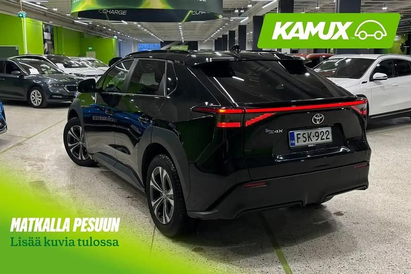 Käytetty Toyota bZ4X Active 150 kW (204 HP) 2023 Musta Katumaasturi