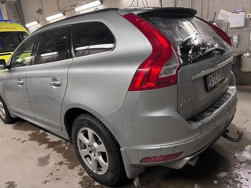 Käytetty Volvo XC60 R-Design 190 HP (139 kW) 2016 Hopea / harmaa Katumaasturi
