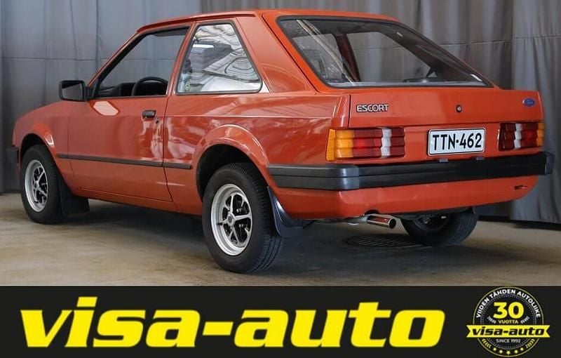 Käytetty Ford Escort 1982 Punainen Sedan